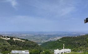 Large Vacation Apartment With A Stunning View In Isfiya, Mount Carmel - דירת נופש עם נוף מדהים בעספיא
